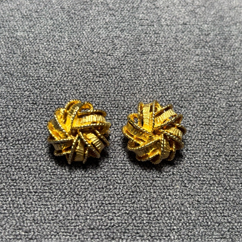 VINTAGE Elegant Gold Knot Clip on Earrings